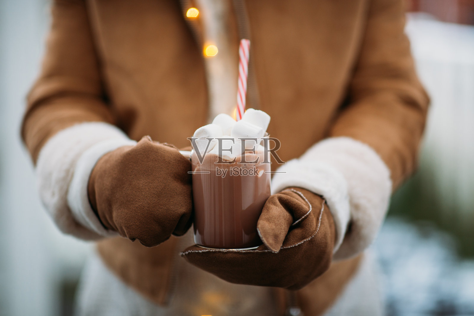 拿着一杯带棉花糖的热巧克力的女人照片摄影图片
