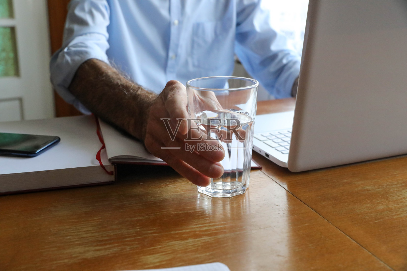 商人使用笔记本电脑。照片摄影图片