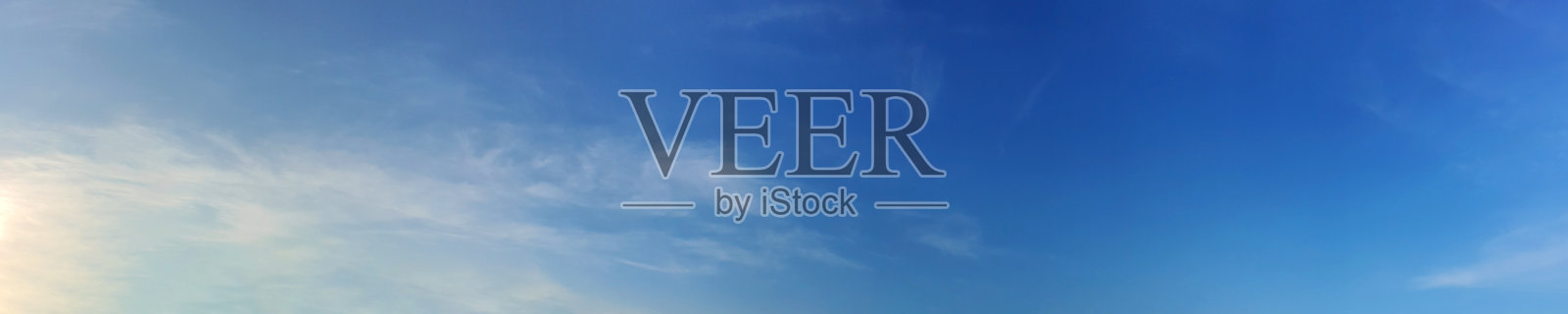 全景天空与云在一个晴朗的日子。照片摄影图片