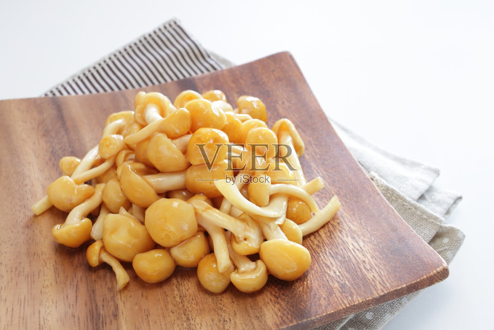 日本料理配料，名子蘑菇木盘上照片摄影图片