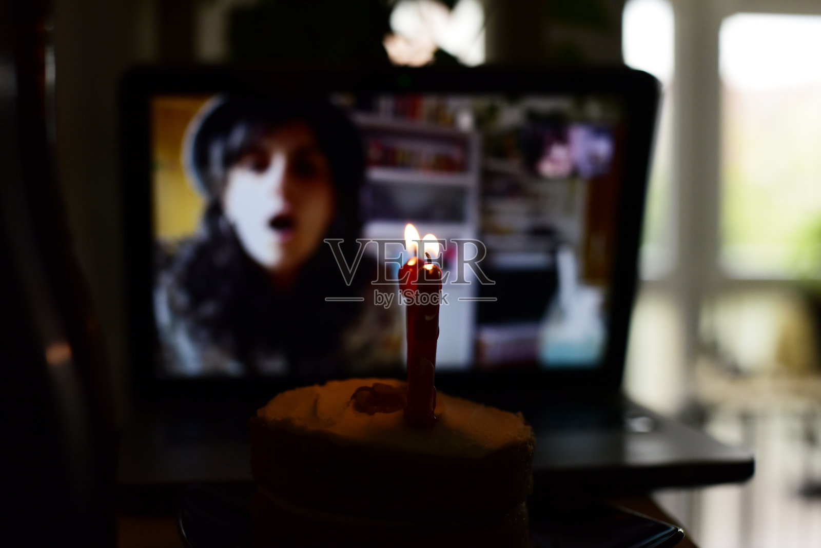 2019冠状病毒病封锁期间，马德里举行在线数字生日庆祝活动照片摄影图片