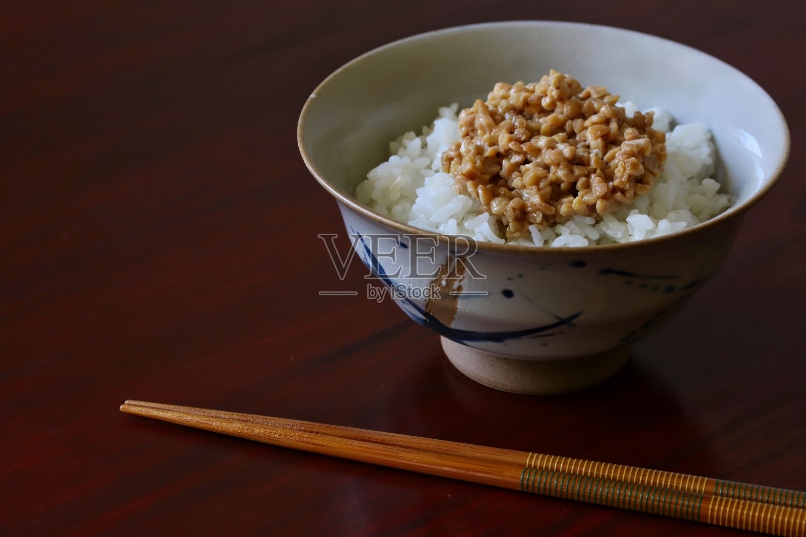 细碎纳豆配米饭照片摄影图片