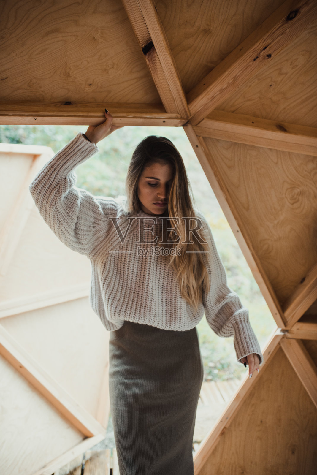 一个年轻女子在木制圆顶里的肖像照片摄影图片