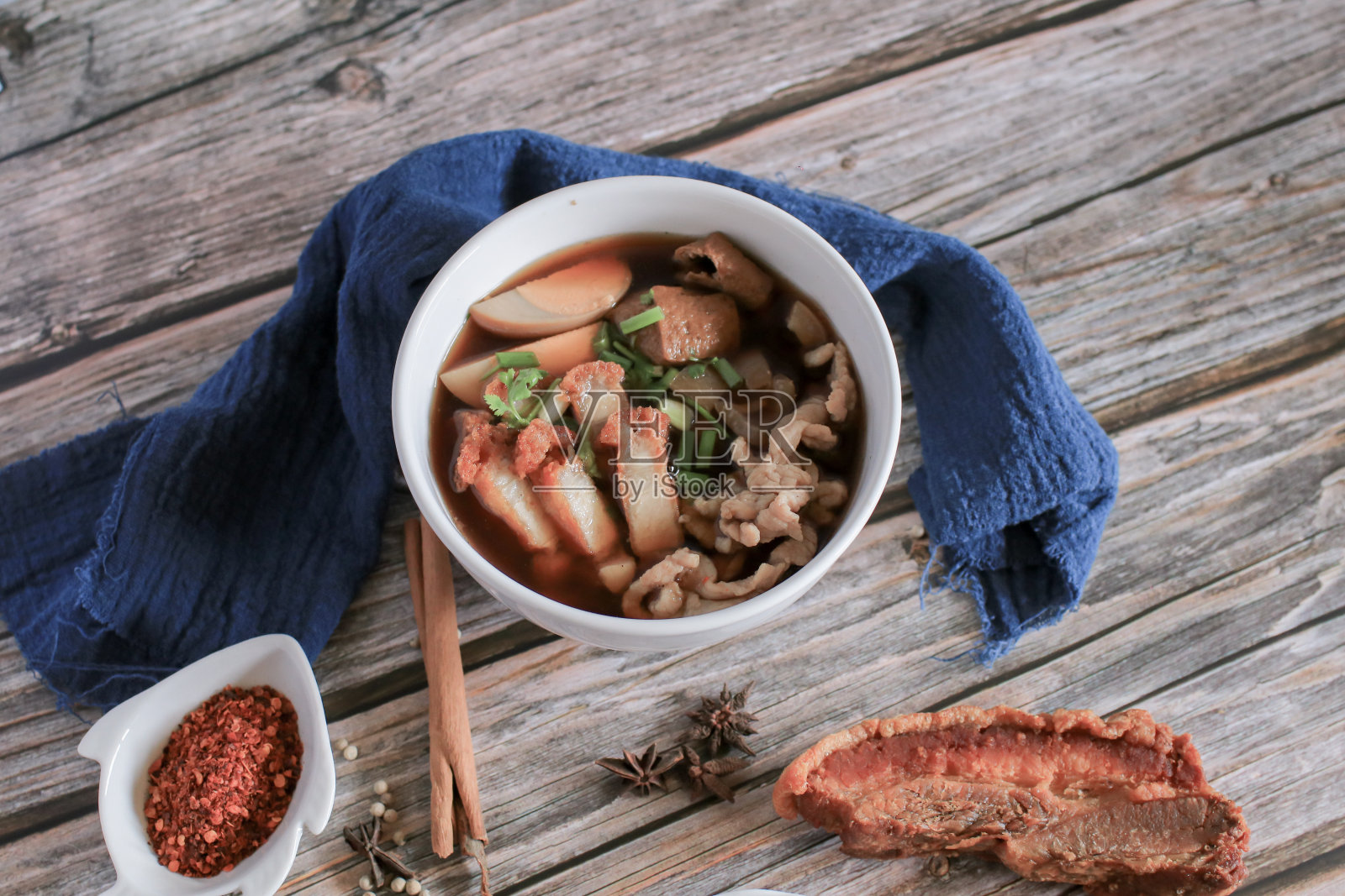 中国滚面，脆肉蛋汤，面条。泰语叫“Kuay Jab”，用来调味中国食物。为文本选择焦点空间照片摄影图片