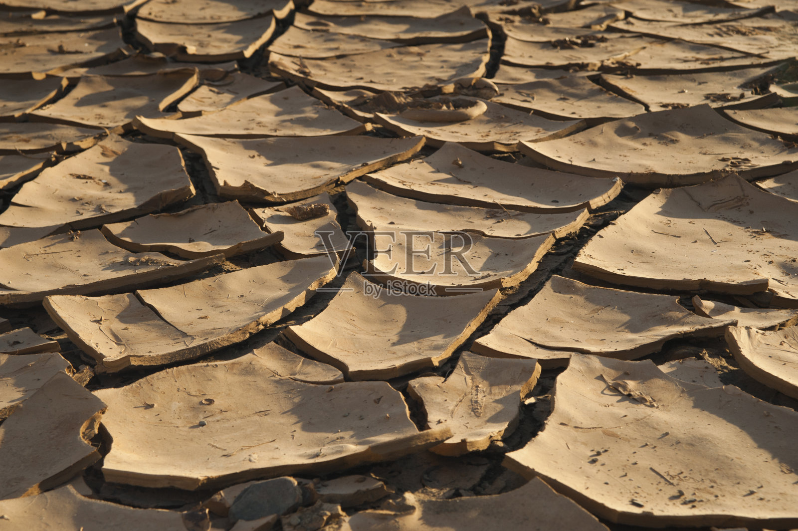 地面干裂，严重缺水。气候变化照片摄影图片