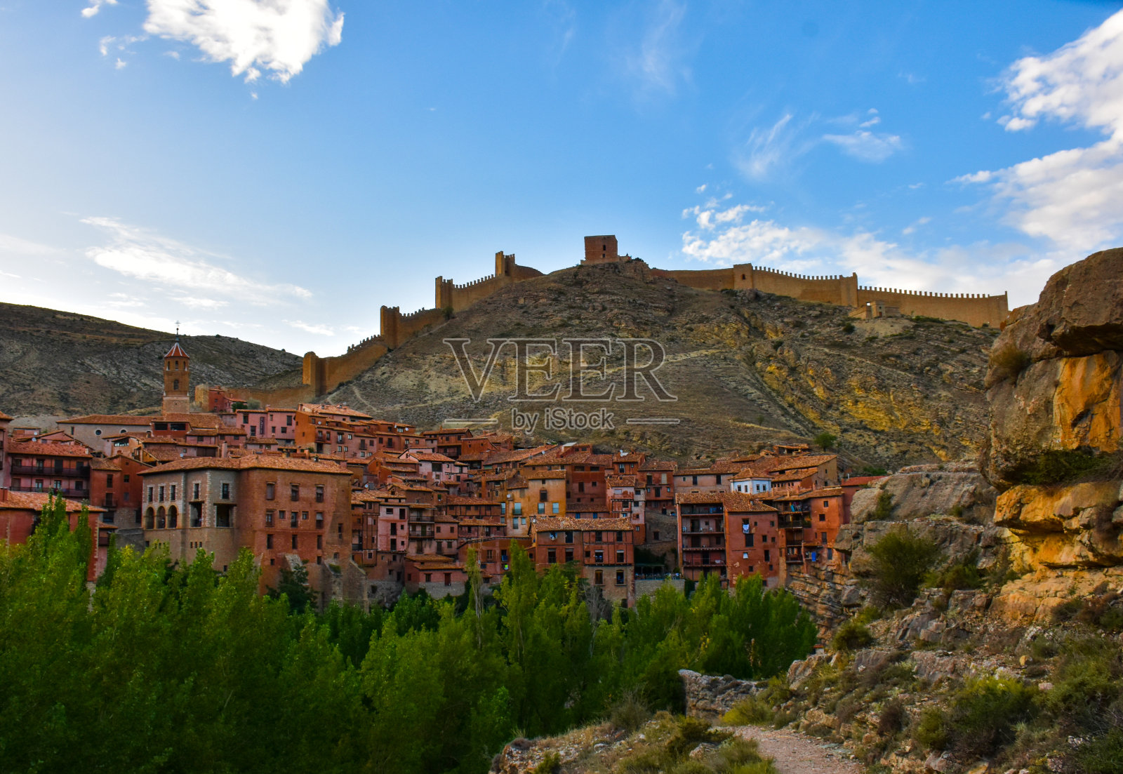 西班牙特鲁埃尔的一个中世纪村庄，有美丽的城墙和伟大的建筑照片摄影图片