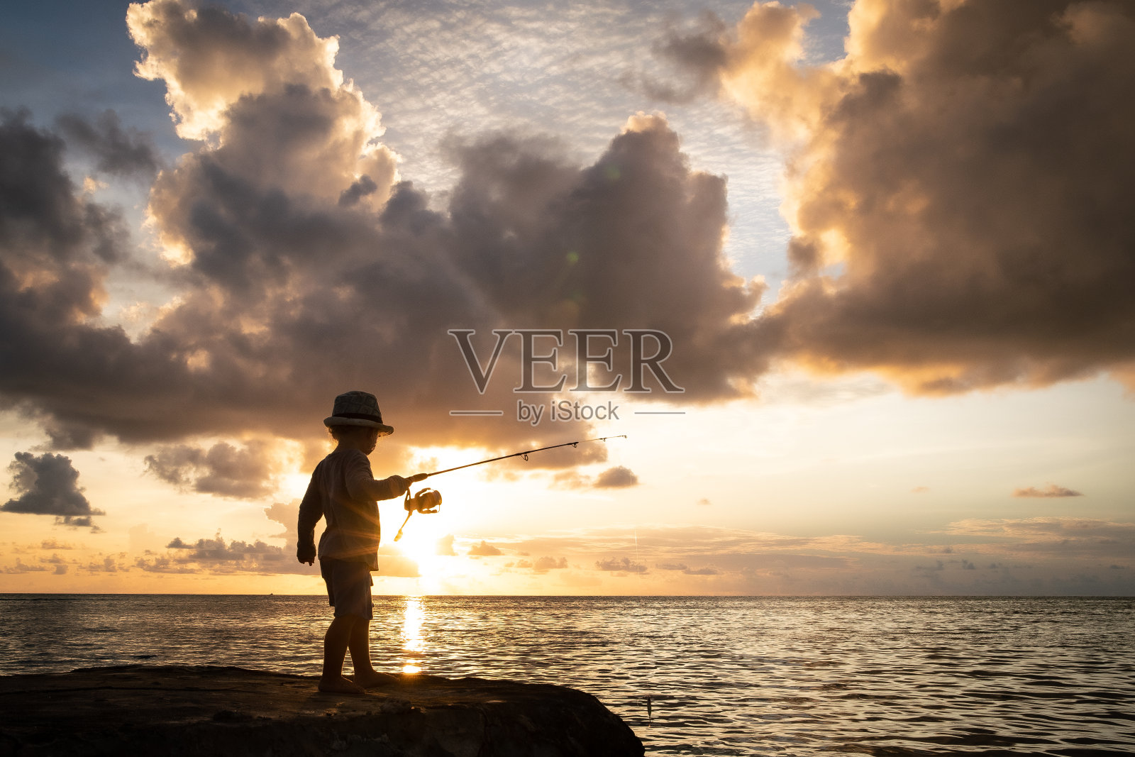 云上小男孩垂钓照片摄影图片