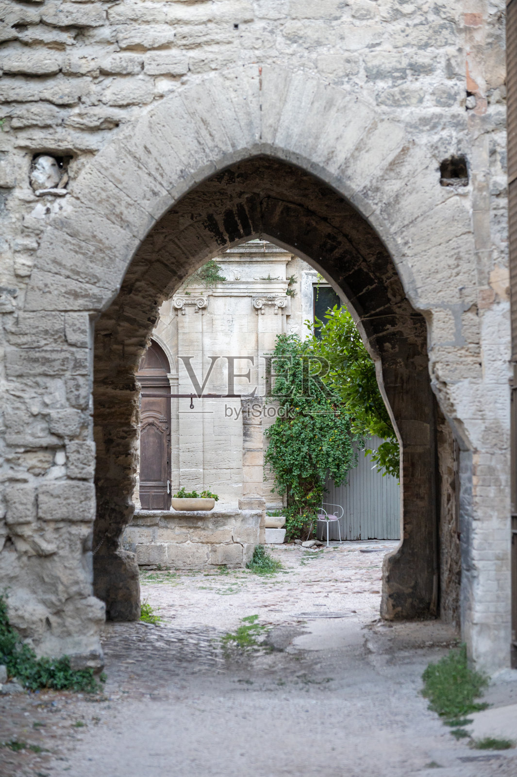 中世纪小镇Villeneuve les Avignon的古老建筑和狭窄的街道照片摄影图片