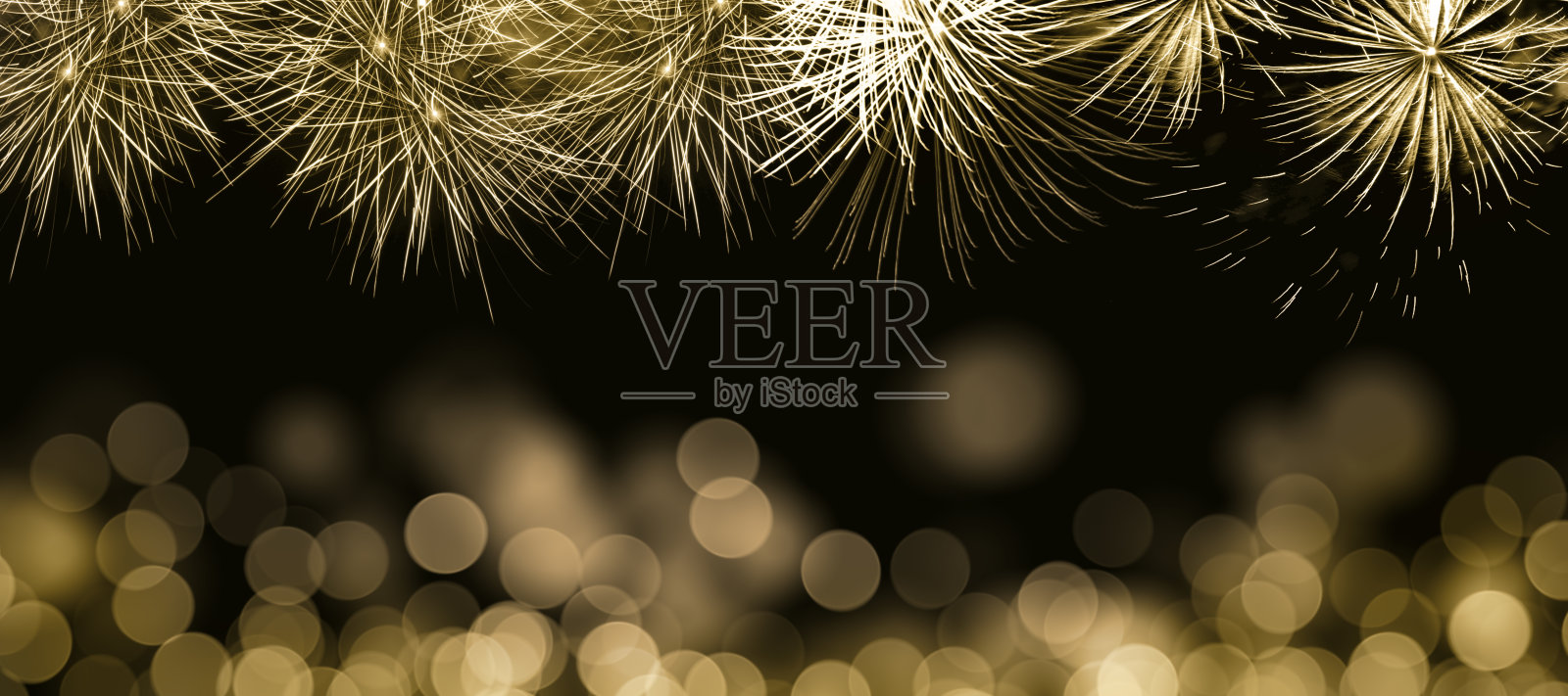 金色烟花和金色散景的全景水平设计，背景暗。照片摄影图片
