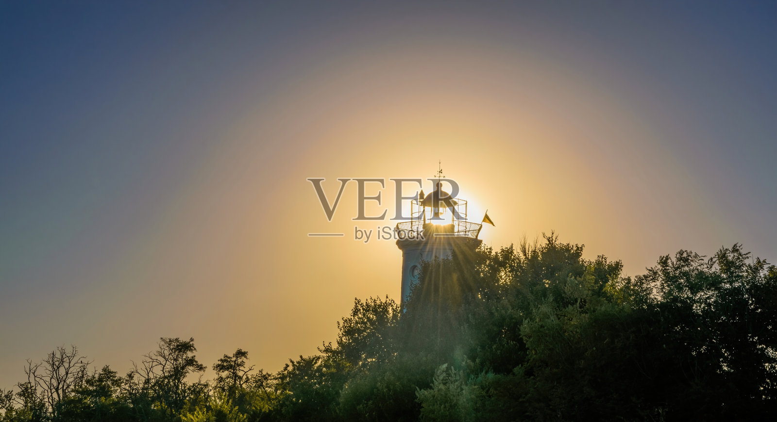 傍晚天空中古老的灯塔塔。乡村景观照片摄影图片