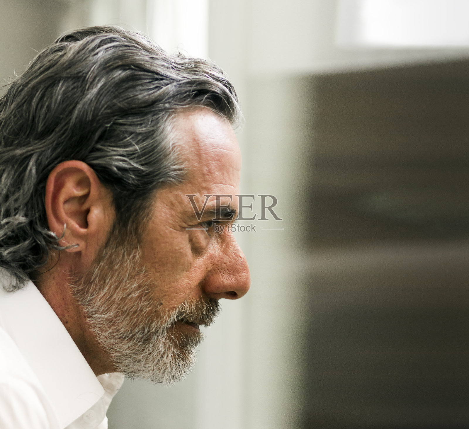 帅气成熟男人的侧面肖像照片摄影图片