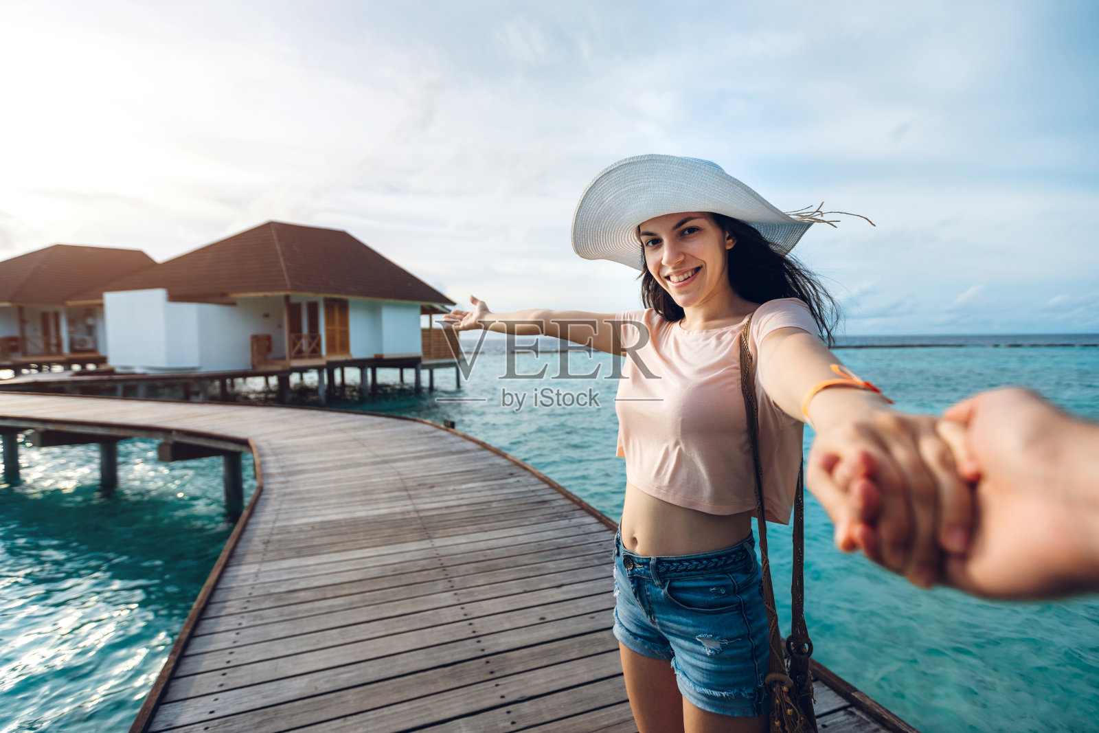 女人带领男人探索照片摄影图片