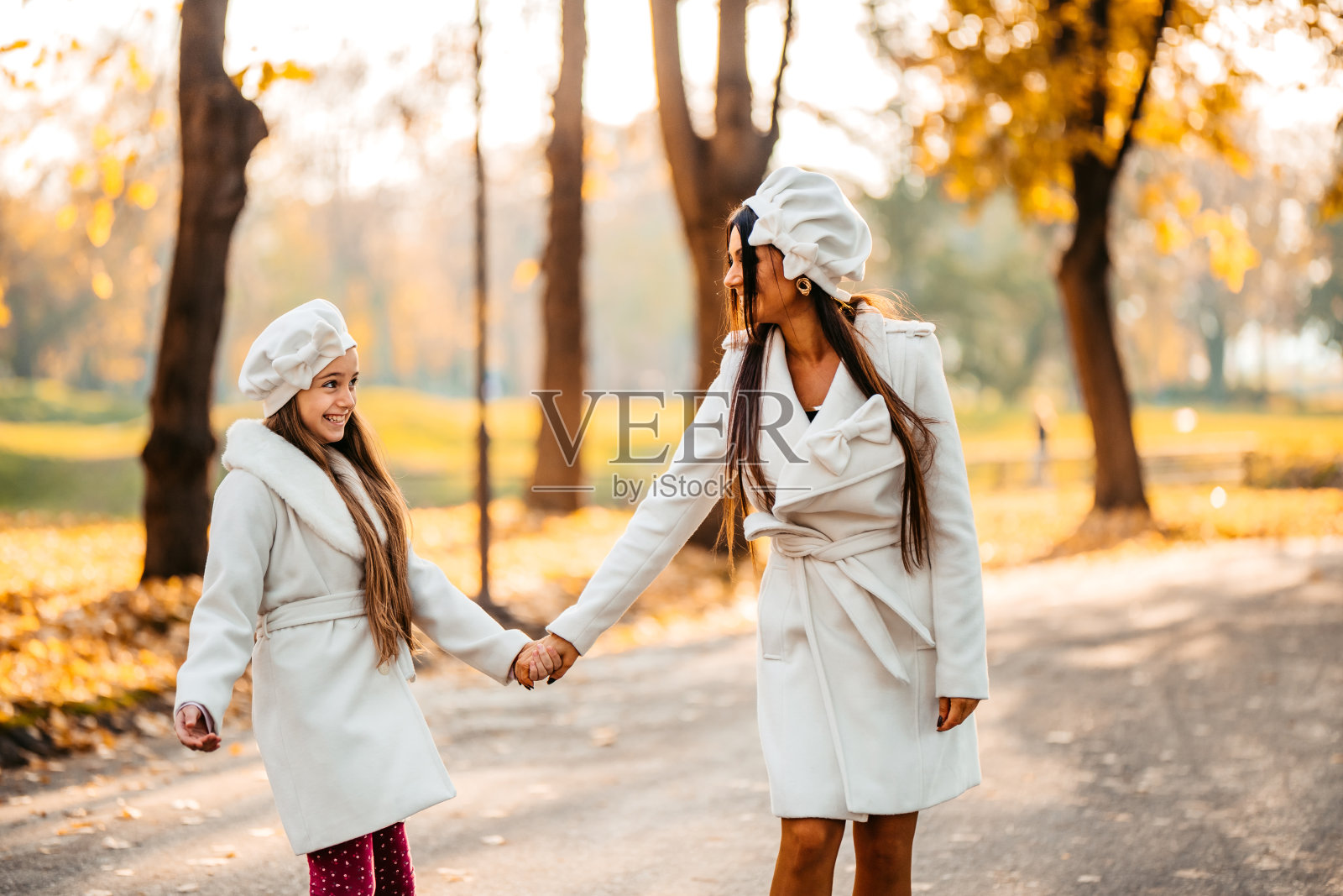 妈妈和女儿在公园散步照片摄影图片