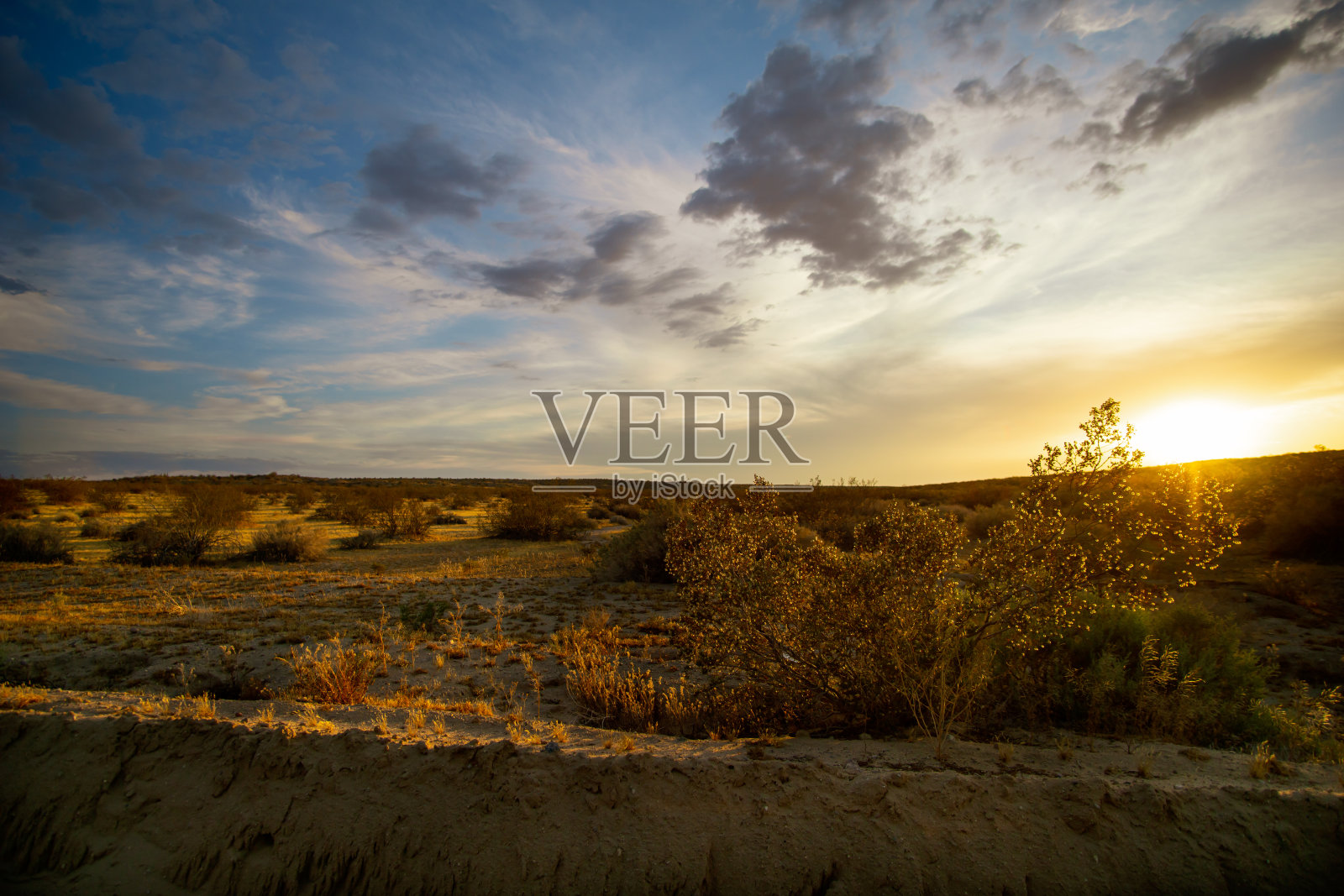 在多云的沙漠日落照片摄影图片