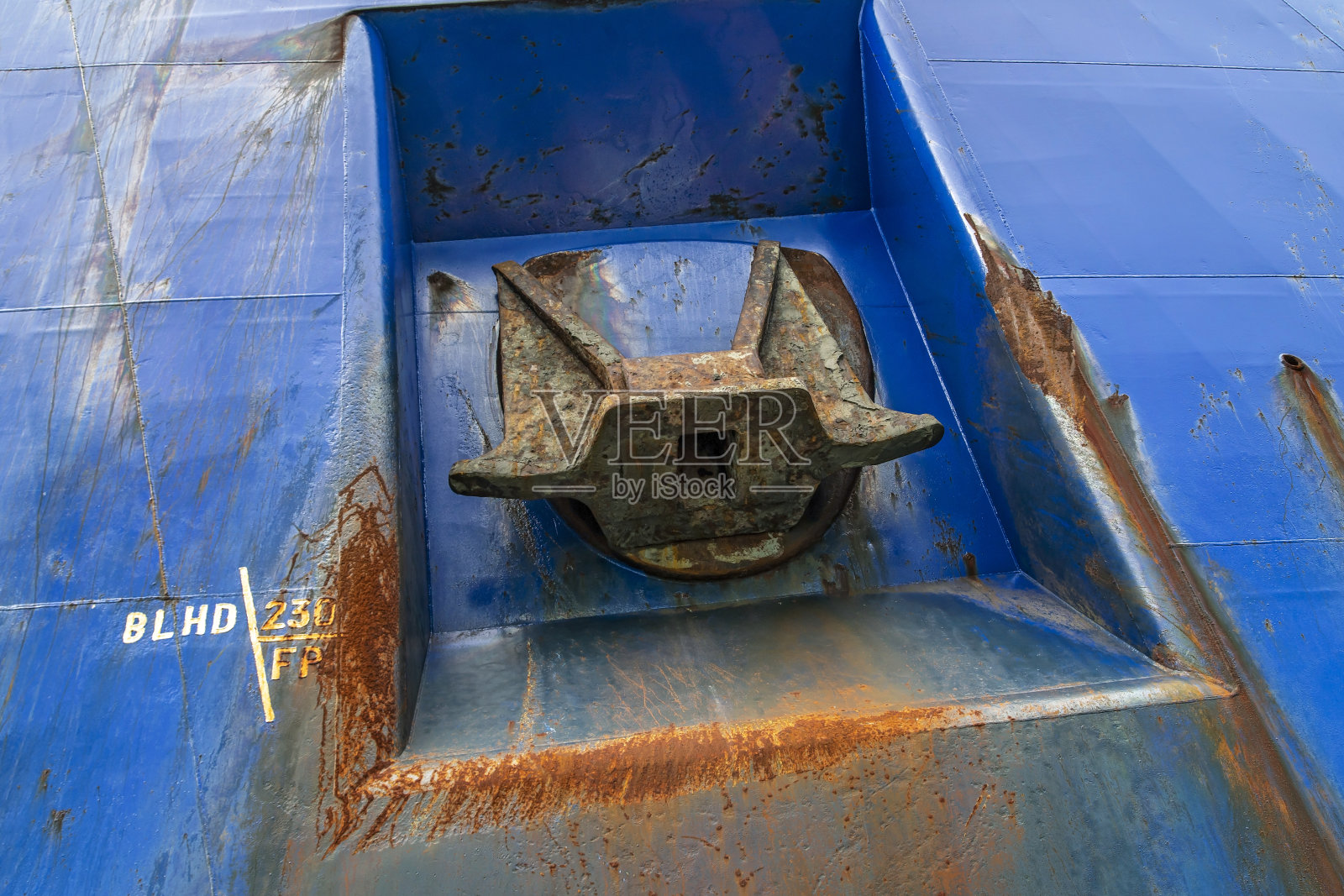 对船壳上的锚的特写。照片摄影图片