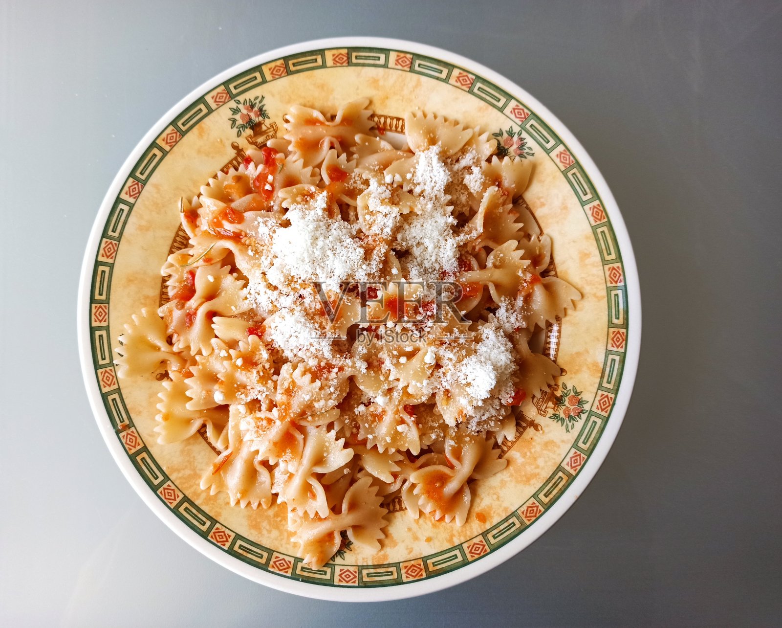 伊斯坦布尔土耳其的传统番茄酱和法法尔通心面照片摄影图片