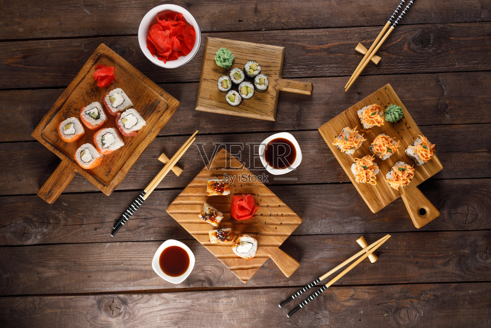 木制背景上的开胃面包卷。日本食品的概念。特写镜头。副本的空间。平的。照片摄影图片