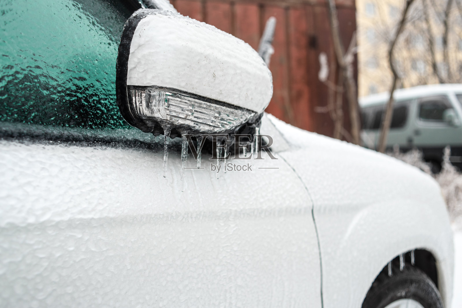 冰暴，恶劣的冬季天气。照片摄影图片