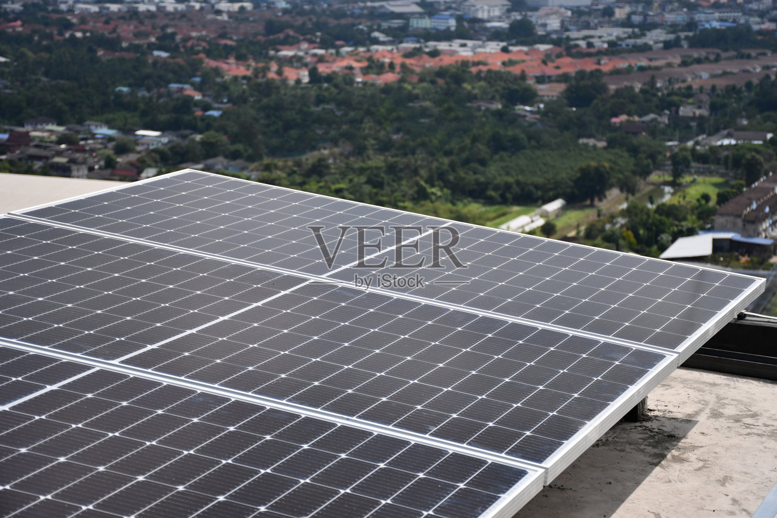 太阳能电池板安装在建筑的屋顶上，为早晨带来阳光。这是能量守恒照片摄影图片