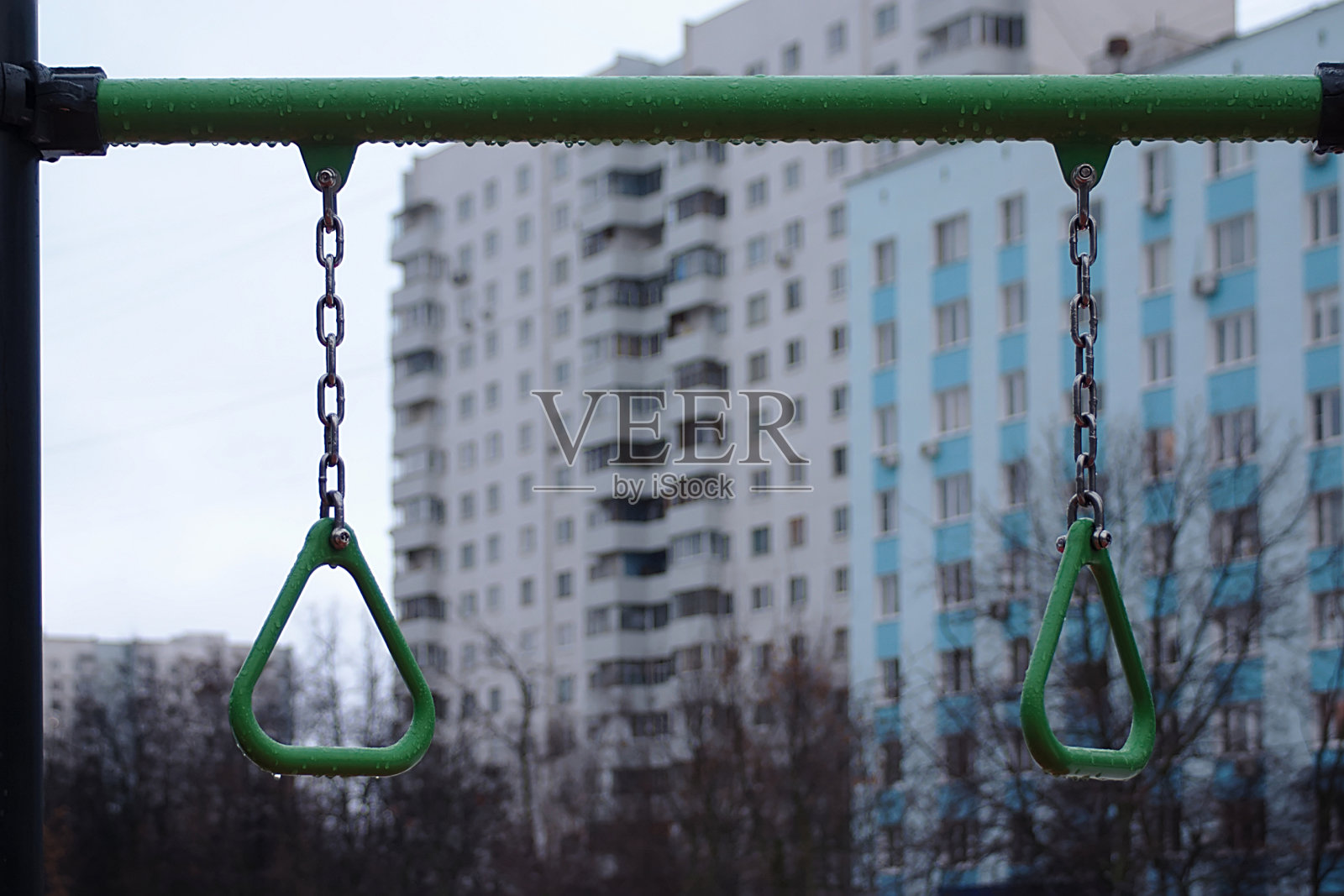雨后的运动器材在院子里照片摄影图片