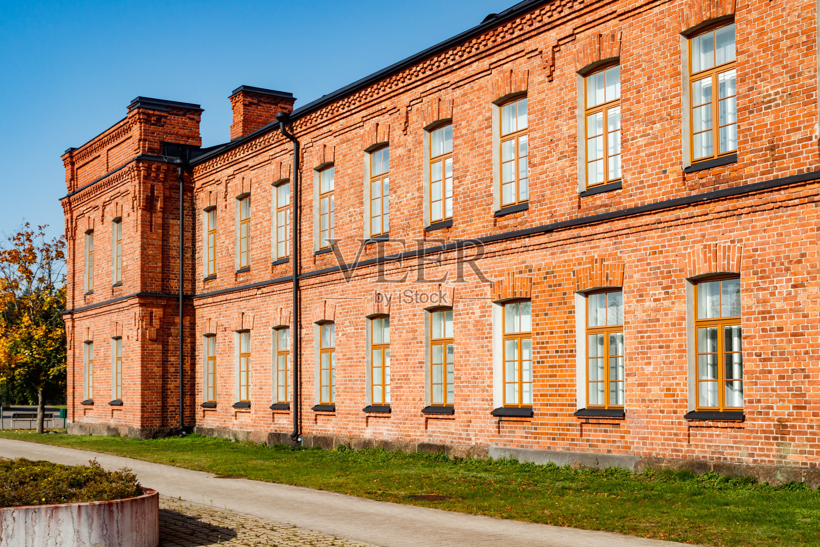 美丽的红砖建筑在阳光明媚的日子照片摄影图片