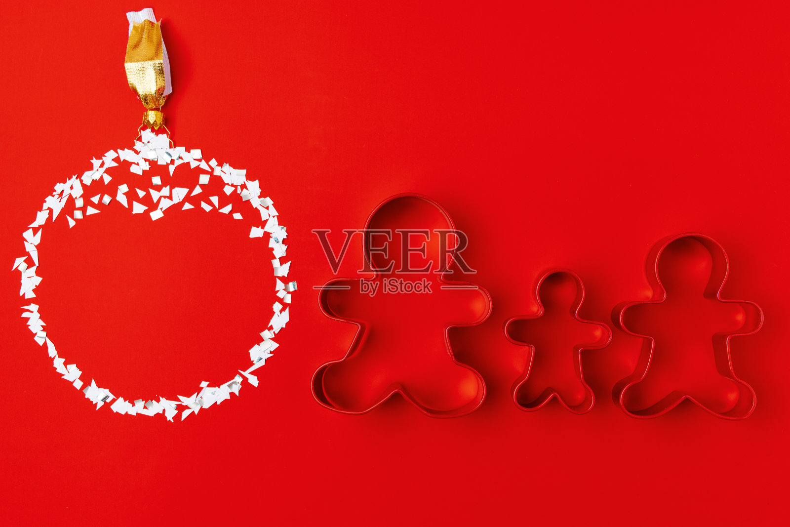 平铺着姜饼人的曲奇切割机一家人照片摄影图片