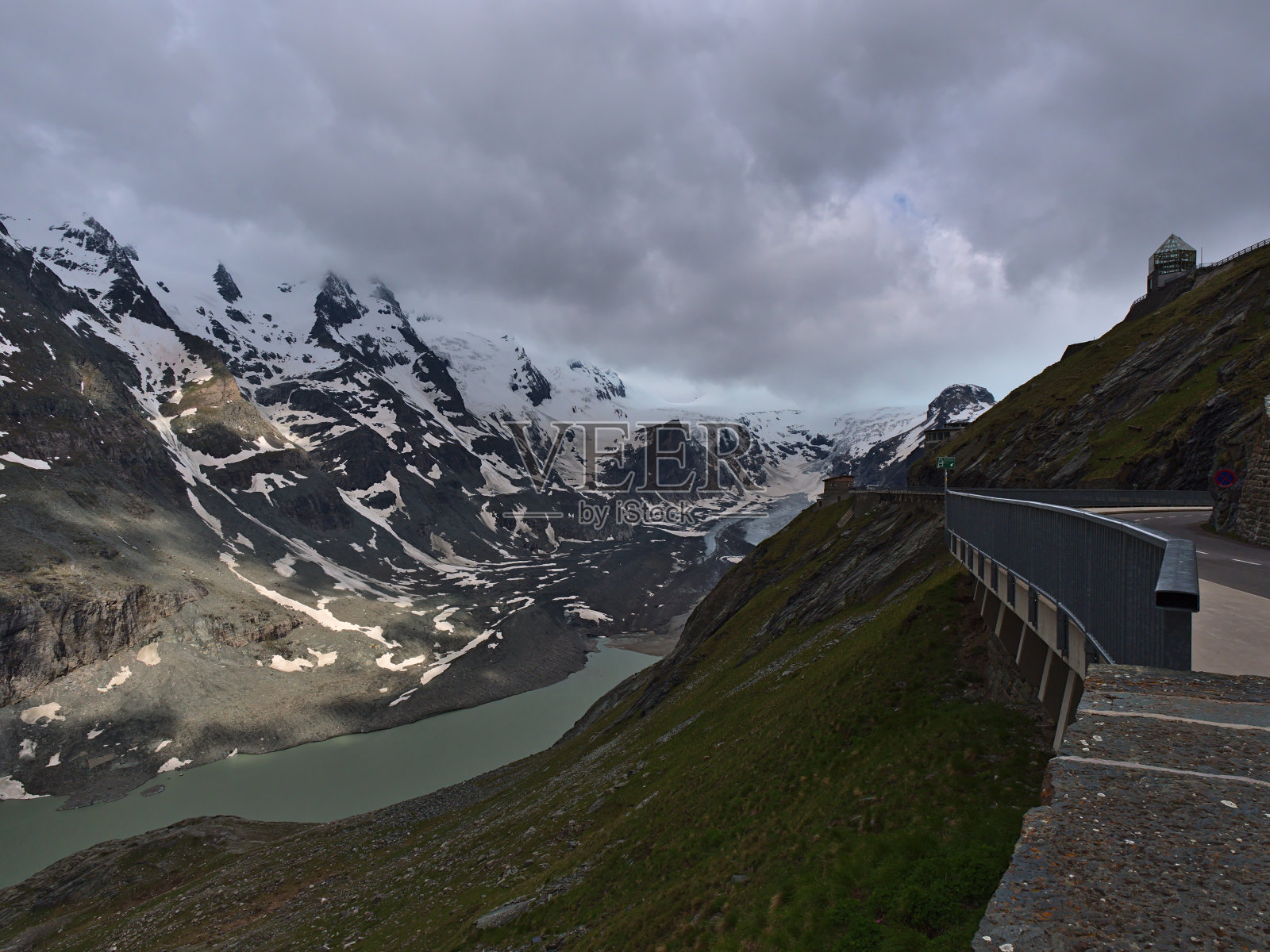 美丽的Pasterze冰川，奥地利最大的冰川，和雄伟的grosß glockner峰从观景点Kaiser-Franz-Josefs-Höhe在大格洛克纳高山路与云。照片摄影图片