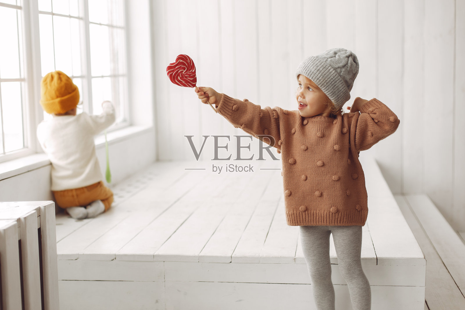 可爱的孩子们在工作室里玩得很开心照片摄影图片