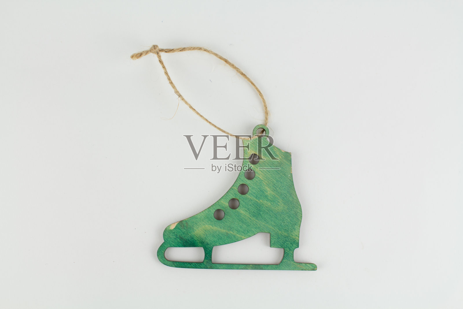 木制冰鞋为圣诞树上的白色照片摄影图片