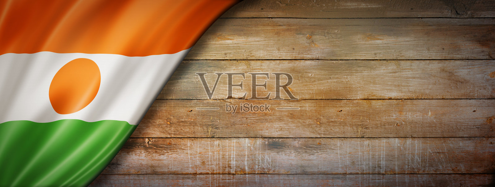 尼日尔国旗上的复古木墙横幅照片摄影图片