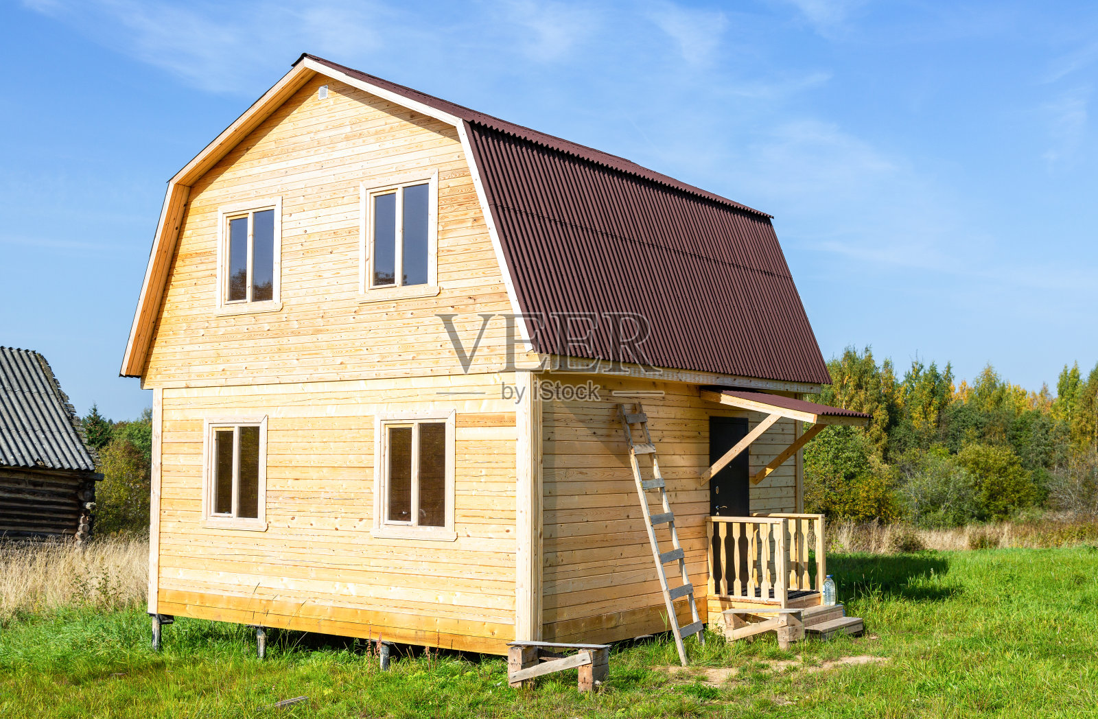 村里正在建造的小木屋照片摄影图片