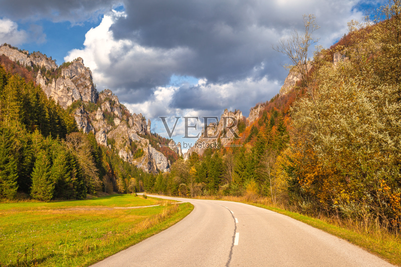 秋天的时候，路穿过山谷里的岩石峡谷。照片摄影图片