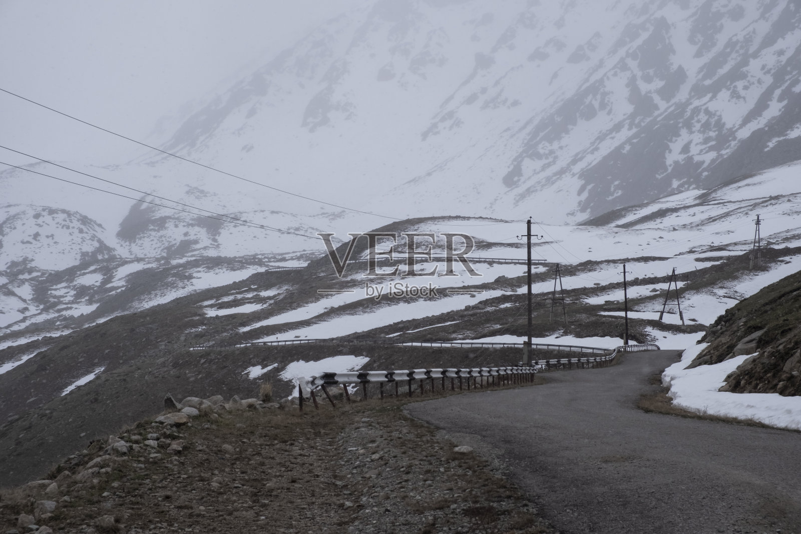 山里的路很危险。高的山口。坏天气。照片摄影图片