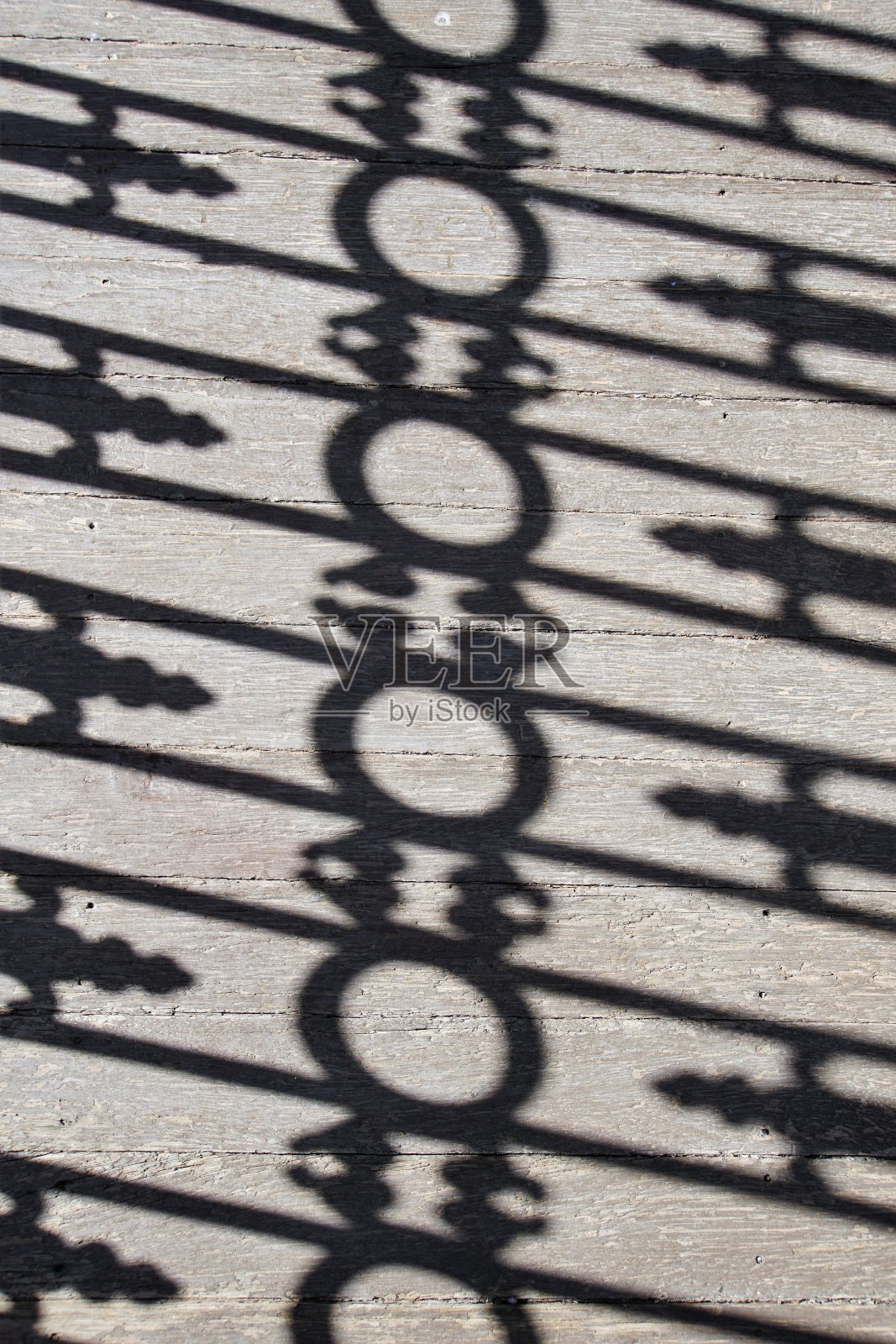 铁艺阳台装饰的倒影照片摄影图片