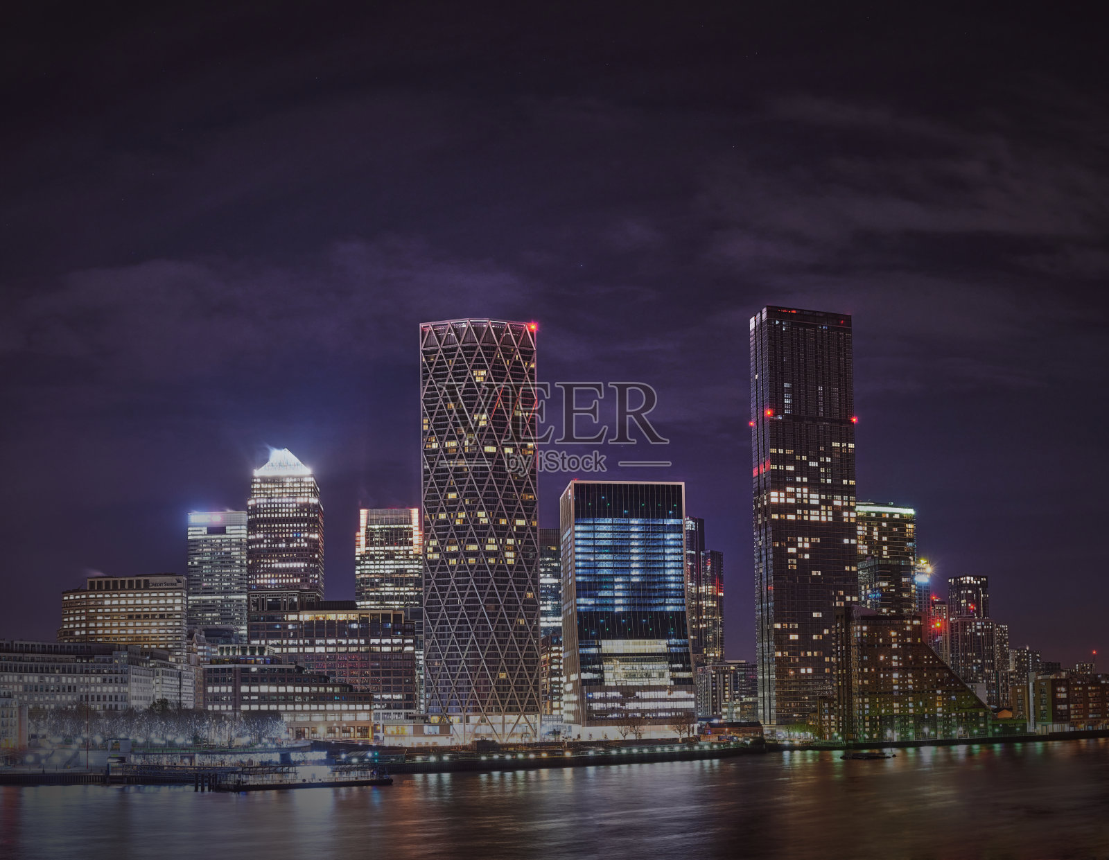 圣诞灯光下的伦敦金丝雀码头照片摄影图片