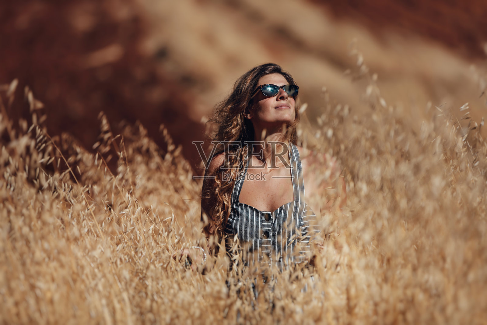 享受金色麦田的漂亮女人照片摄影图片