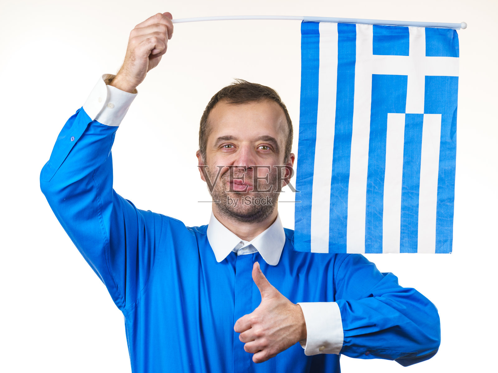 快乐的人举着希腊国旗照片摄影图片