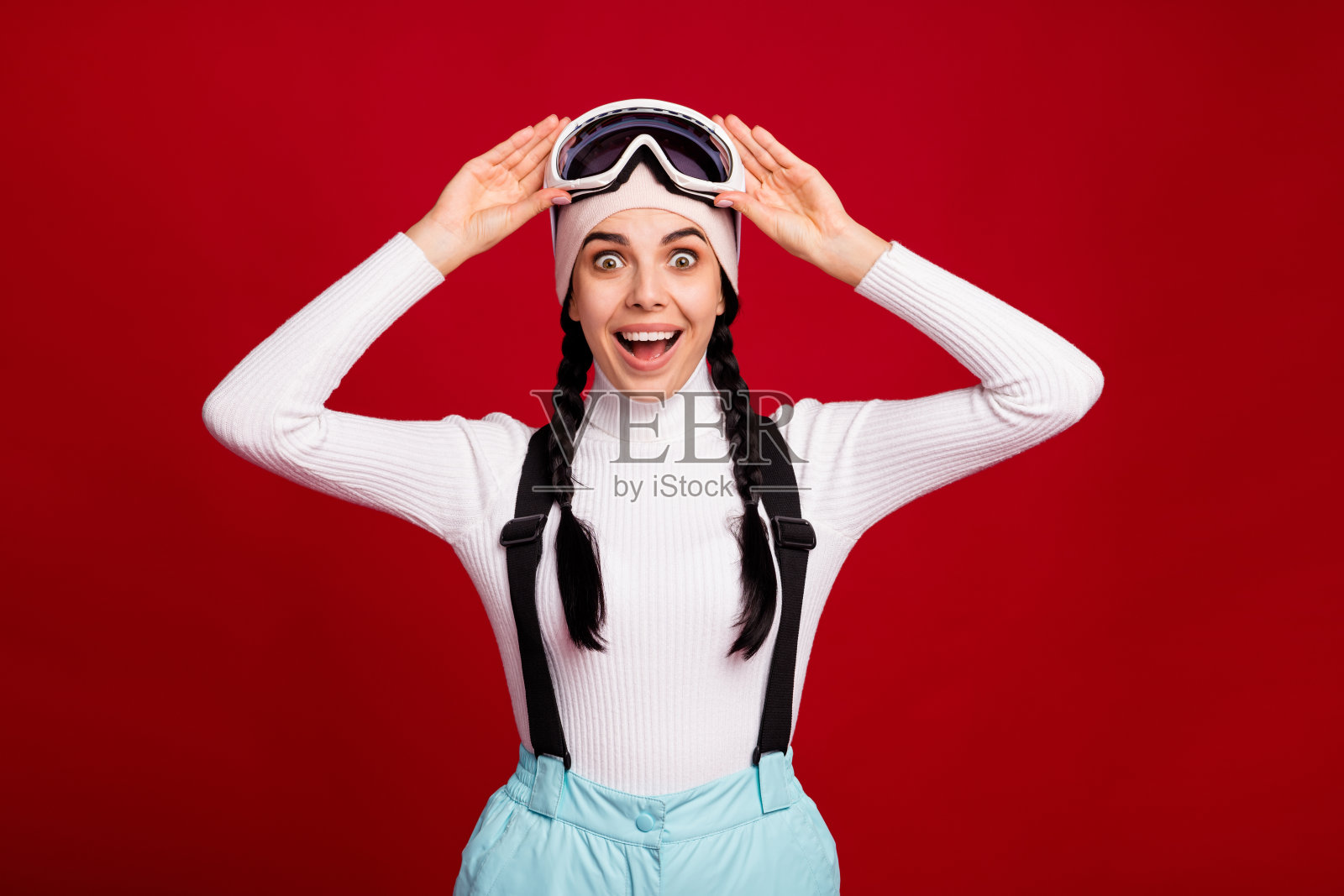 年轻美丽的照片震惊，惊讶，快乐积极的女孩滑雪看到大销售孤立在红色背景照片摄影图片