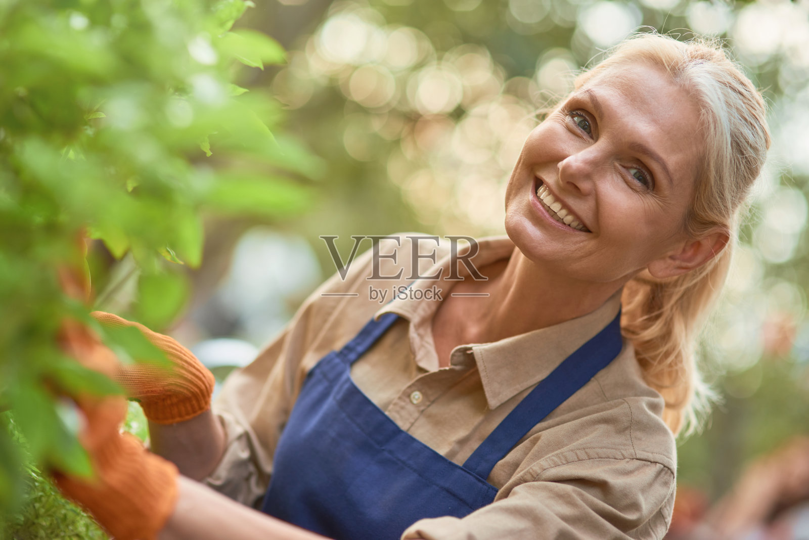 中年白人女商人在花园里照片摄影图片
