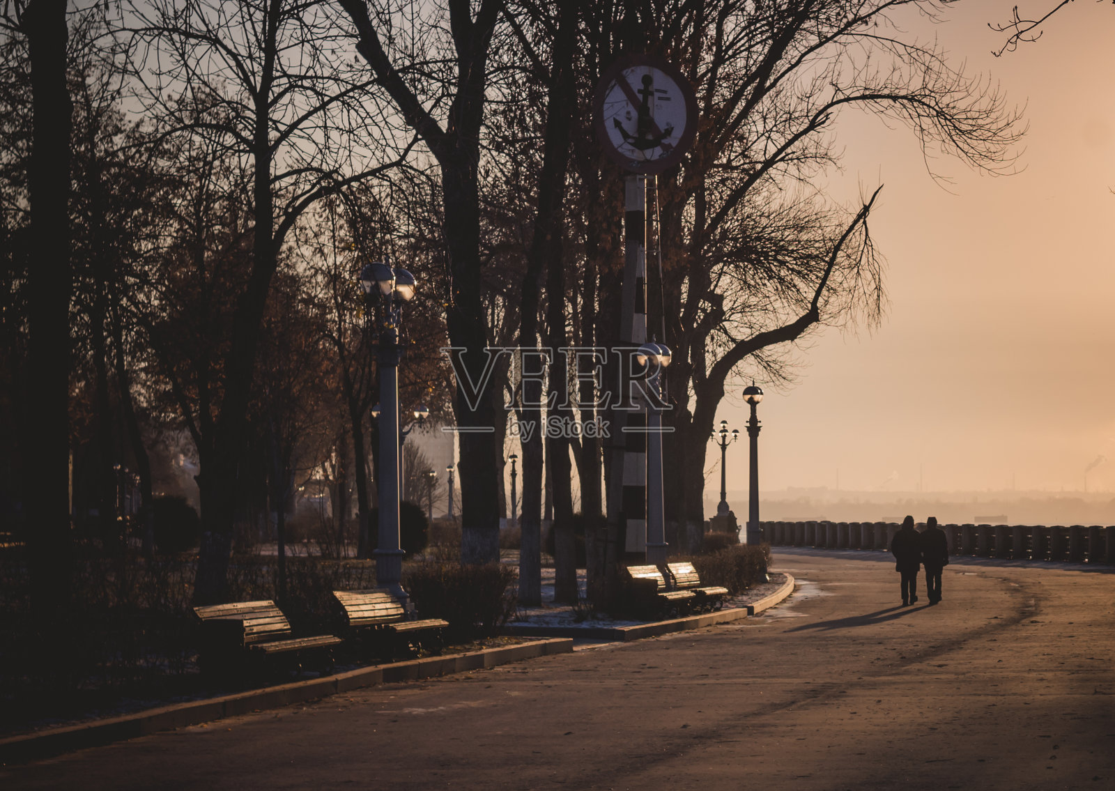 城市海滨的日落。城市景观照片摄影图片
