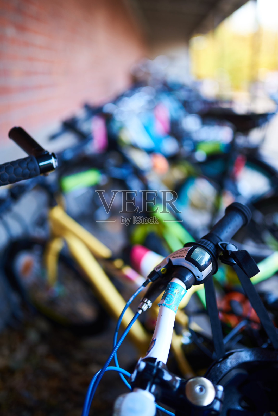 一个自行车停车位的特写照片摄影图片