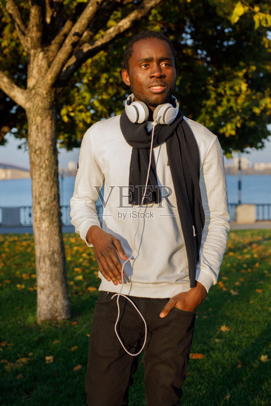 公园里戴着耳机的非洲人照片摄影图片