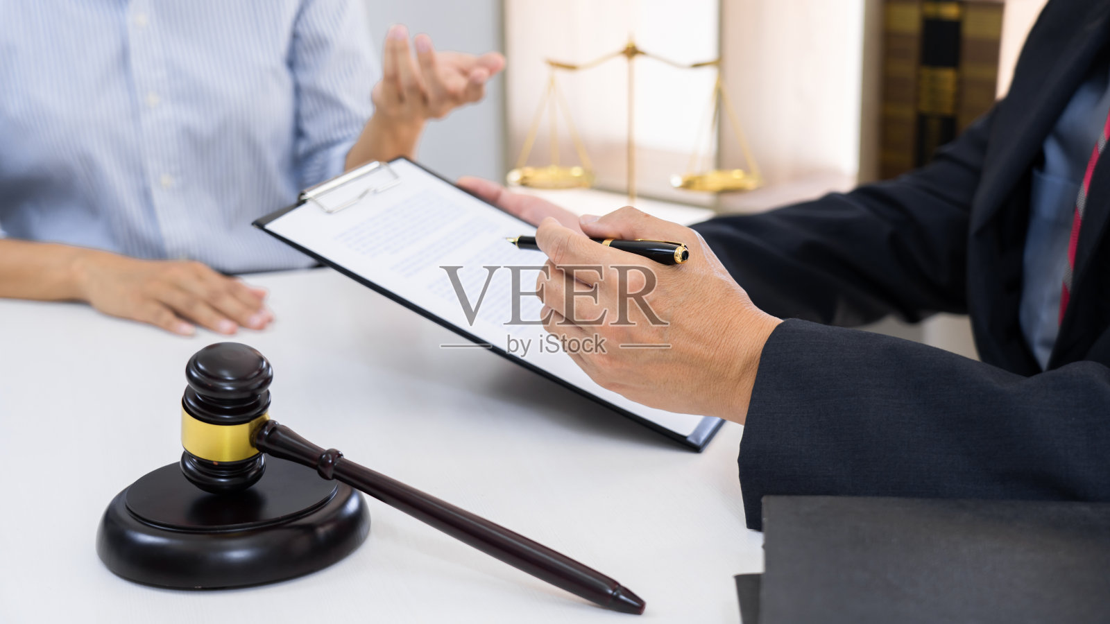 专业秘书律师在其办公室签订合同，咨询客户来自信托律师事务所，律师公证法和法律服务理念。照片摄影图片