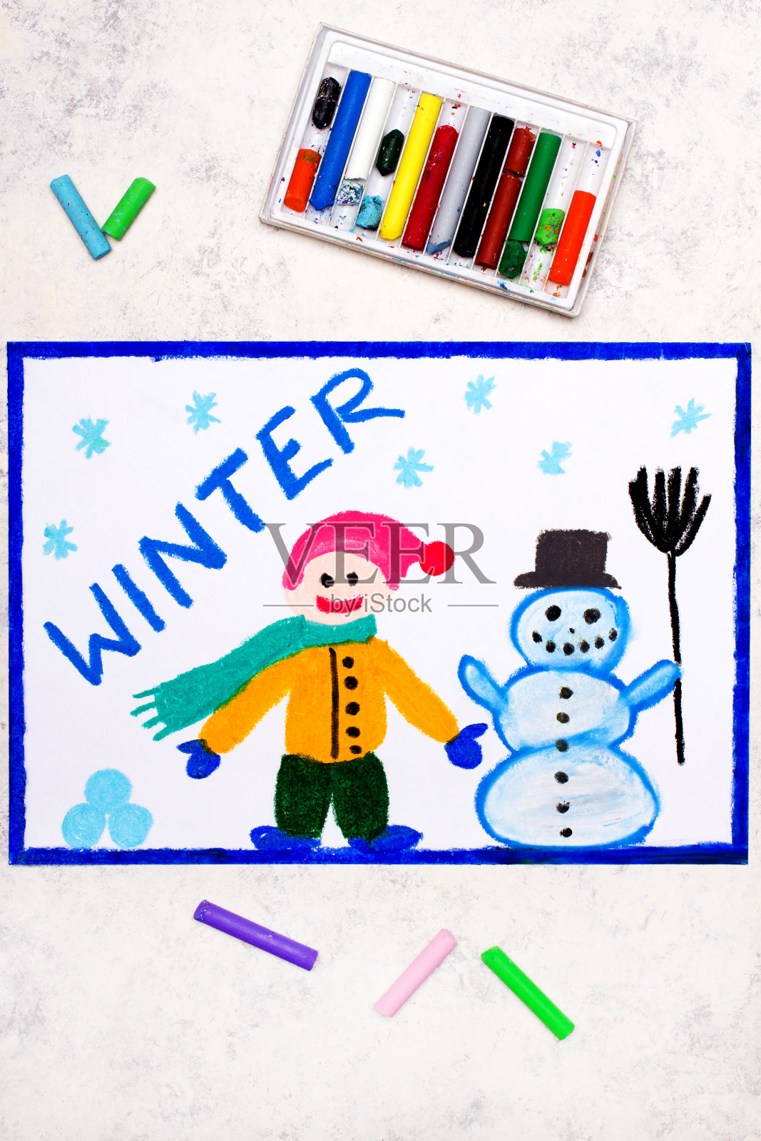 彩色手绘:字冬。快乐微笑的男人和可爱的雪人和雪花。冬天照片摄影图片