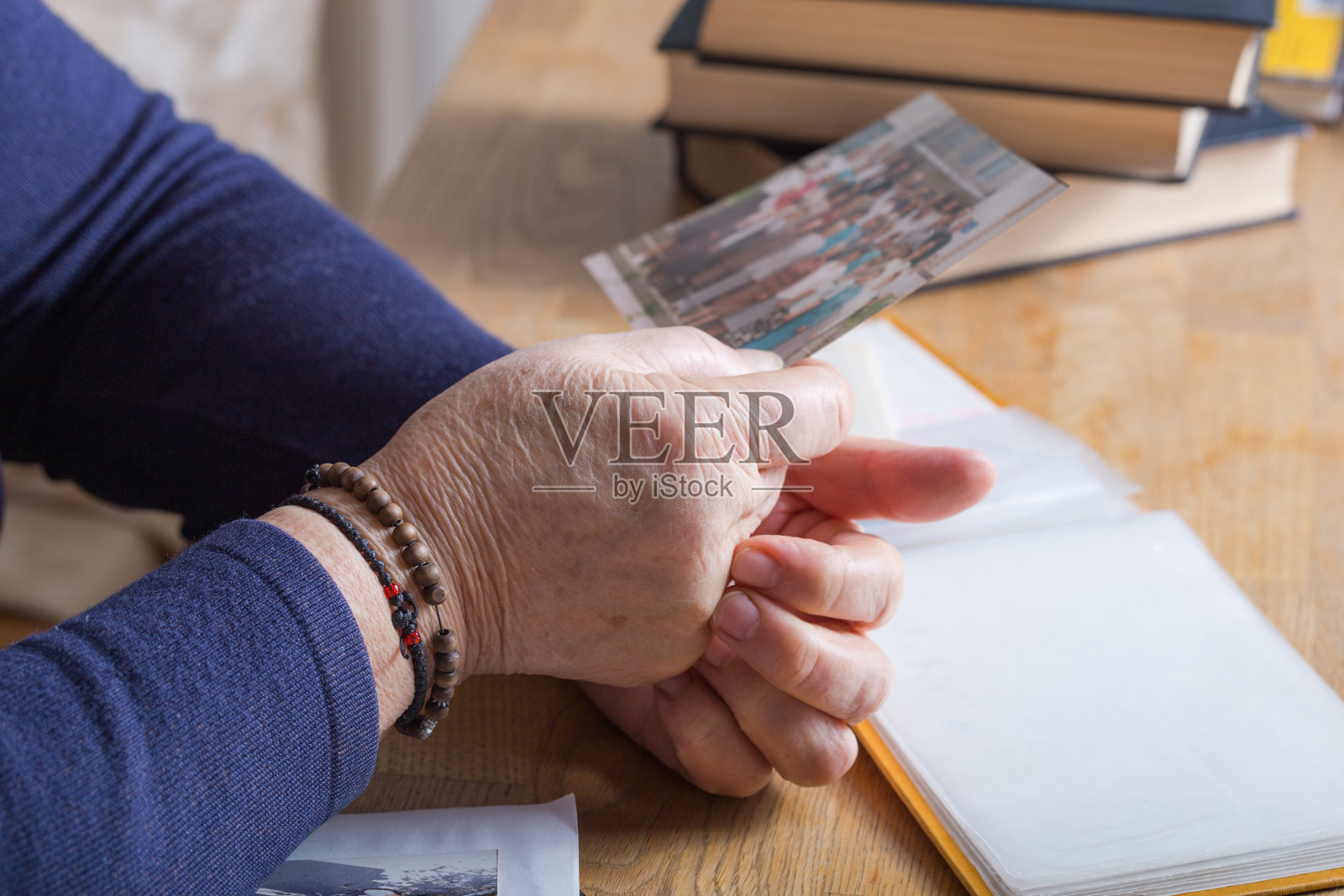 内存。老妇人看着复古照片。照片摄影图片