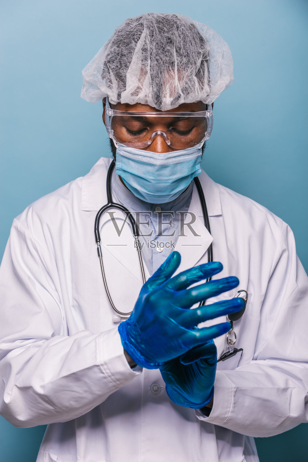 佩戴防护设备的医生照片摄影图片