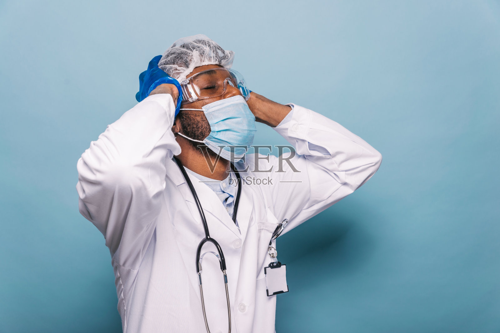 佩戴防护设备的医生照片摄影图片