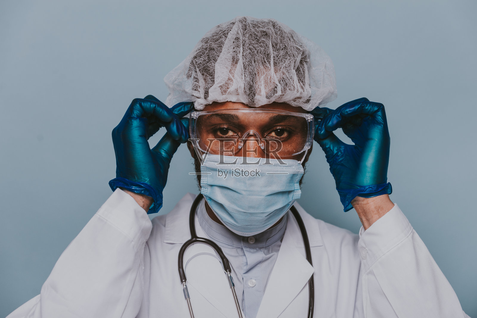 佩戴防护设备的医生照片摄影图片