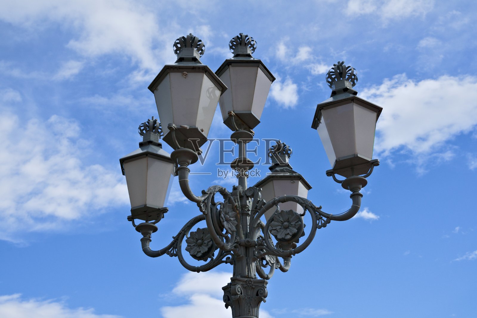 旧维多利亚风格的灯柱，以蓝天和云彩为背景照片摄影图片