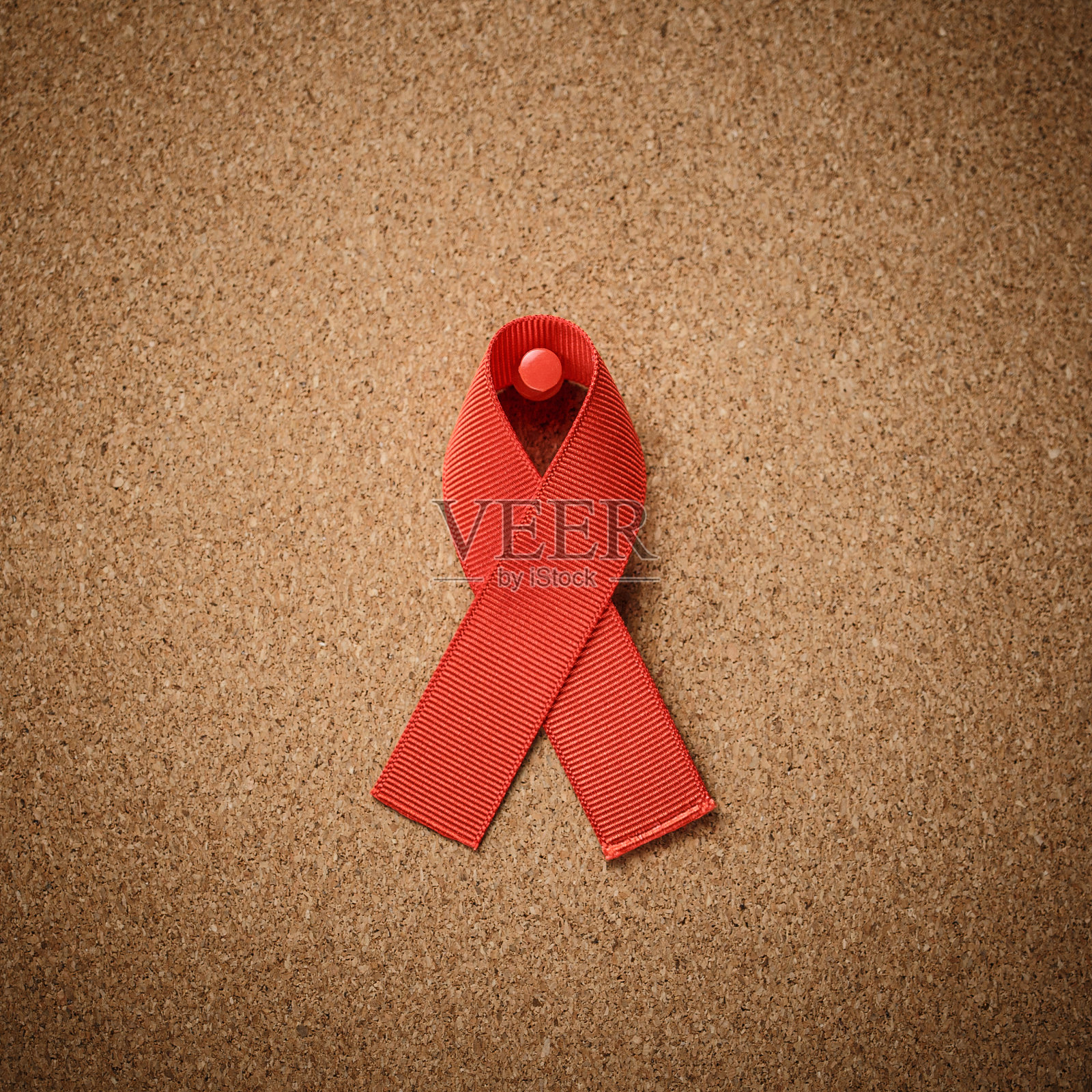 红色AID缎带在软木桌子上平躺着照片摄影图片